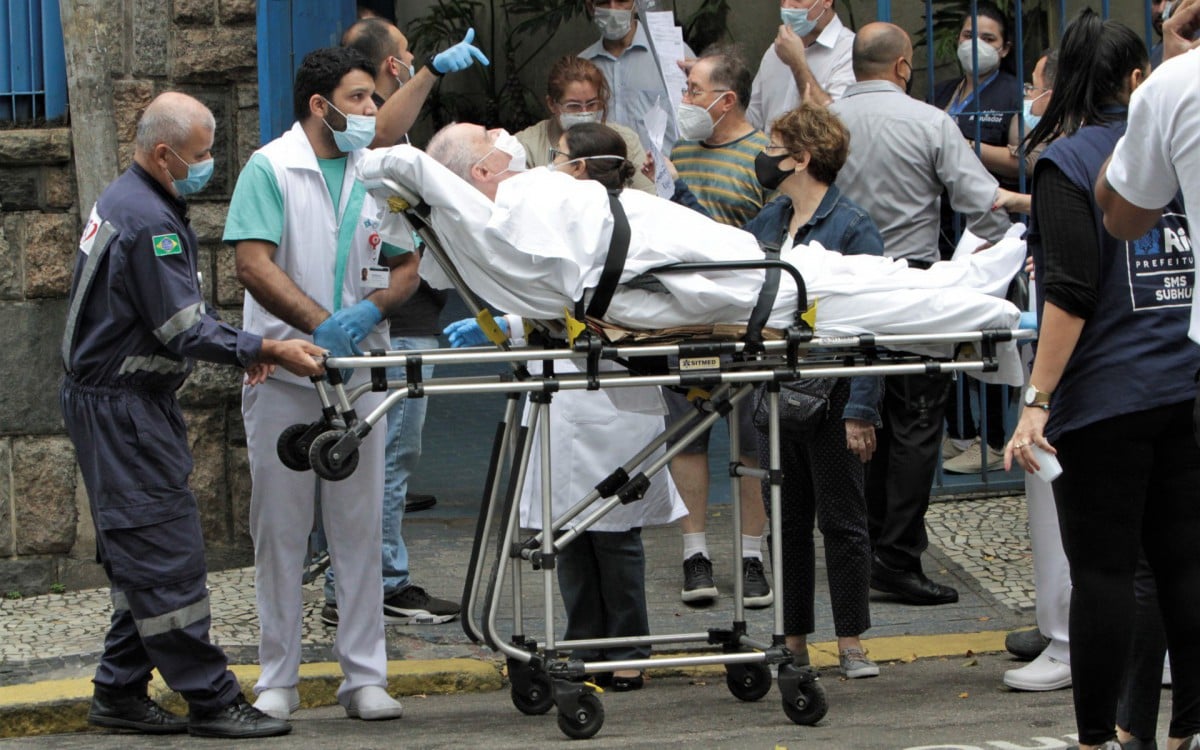 Inc&ecirc;ndio no Hospital S&atilde;o Lucas em Copacabana, nesta quarta feira (08). - Marcos Porto/Agencia O Dia