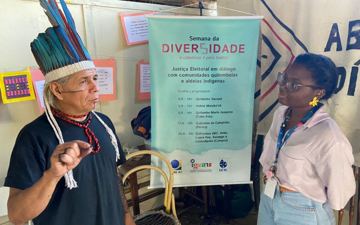 O cacique José Urutau recebeu o TRE na escolinha montada no assentamento da Aldeia Maracanã.