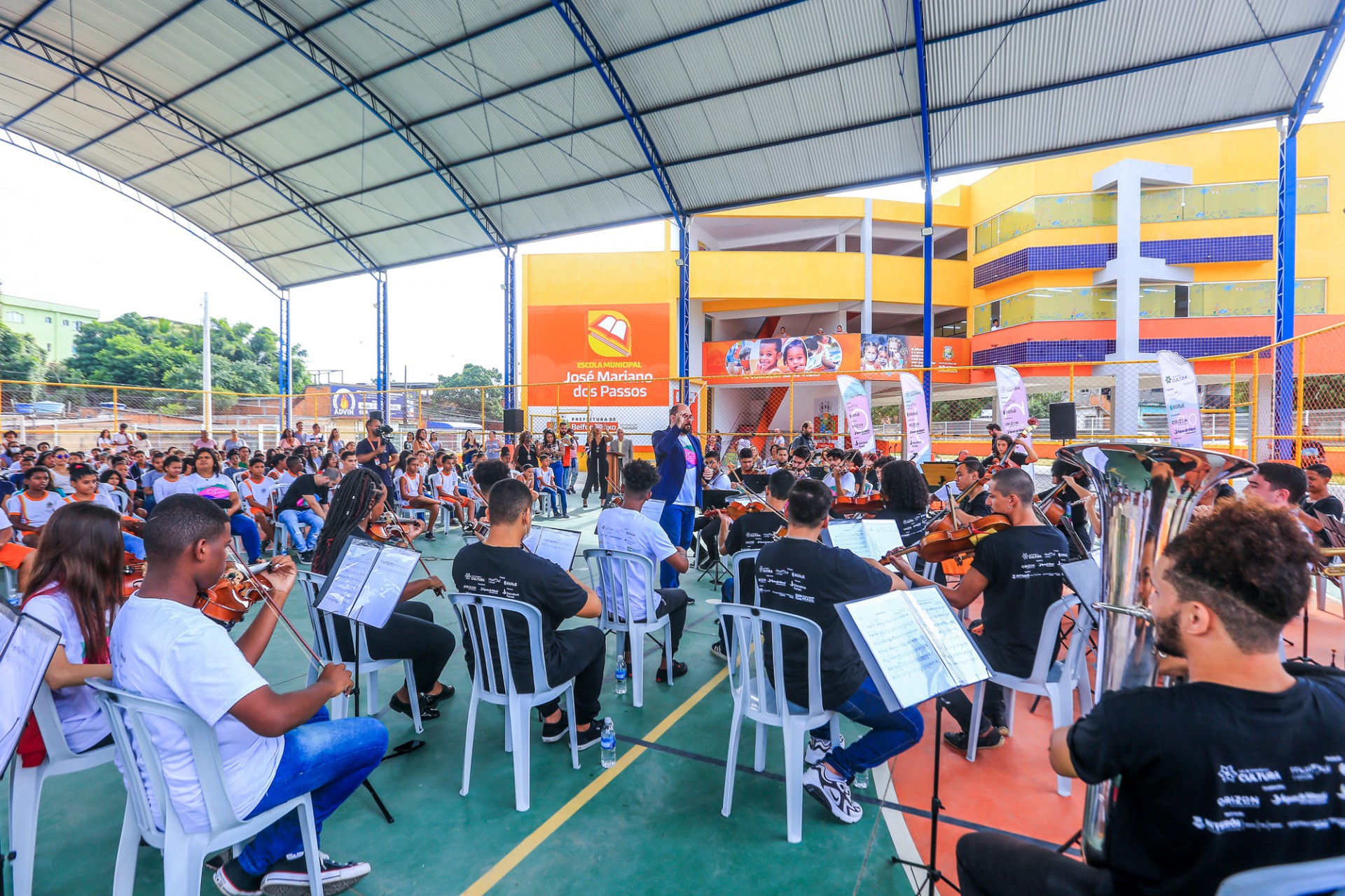 A quadra da Escola Municipal Jos&eacute; Mariano dos Passos ficou lotada para a apresenta&ccedil;&atilde;o - Rafael Barreto / PMBR