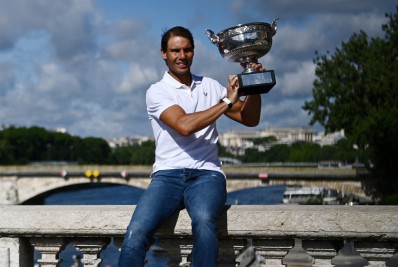De muletas, Nadal inicia tratamento no pé esquerdo após título de Roland Garros