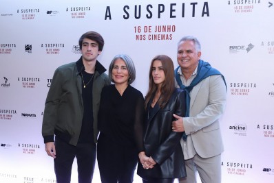 Glória Pires recebe carinho dos filhos na estreia de 'A Suspeita'
