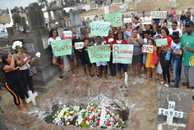 Cuidador de idosos morto com disparo acidental feito por PM é enterrado