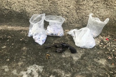 Suspeito é preso por porte ilegal de arma e envolvimento com tráfico de drogas em Meriti