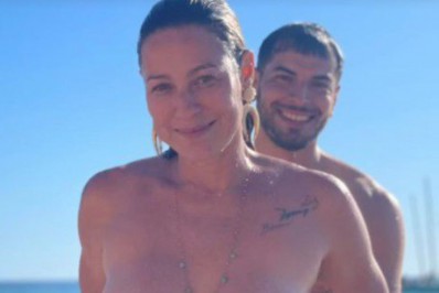 Ao lado do namorado, Luana Piovani faz topless em Ibiza