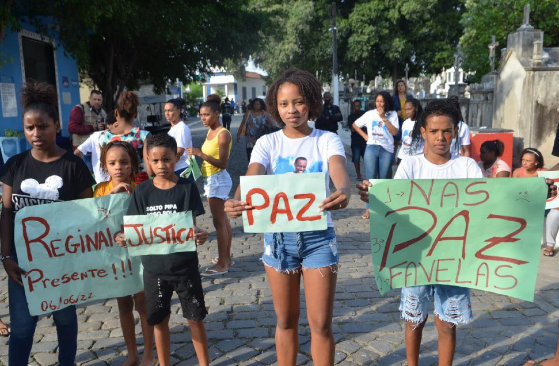 Crianças com cartazes pedindo por Justiça a Reginal - Sandro Vox / Agência O Dia 
