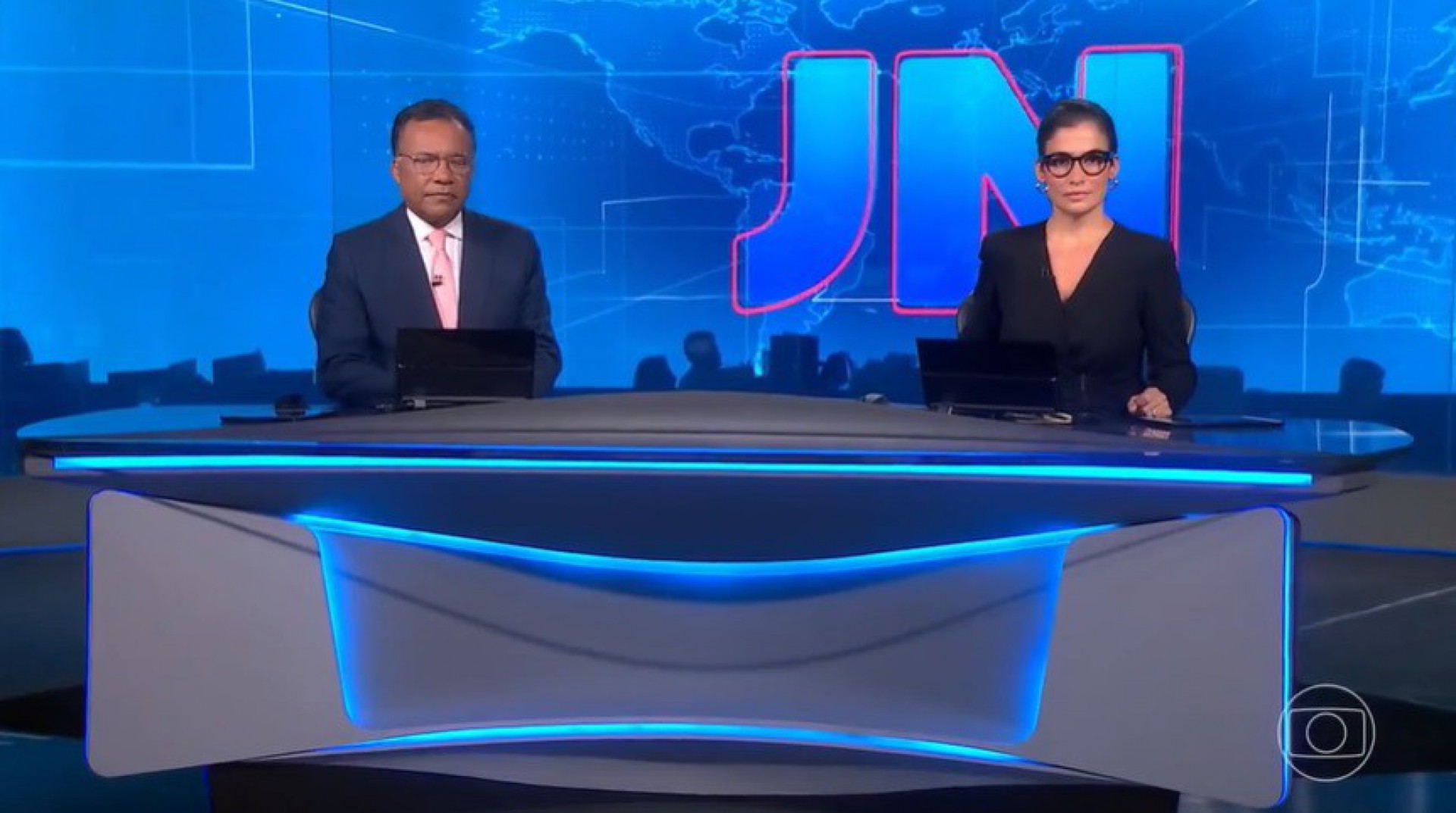 Heraldo Pereira e Renata Vasconcellos ficam em silêncio no 'Jornal Nacional' - Reprodução