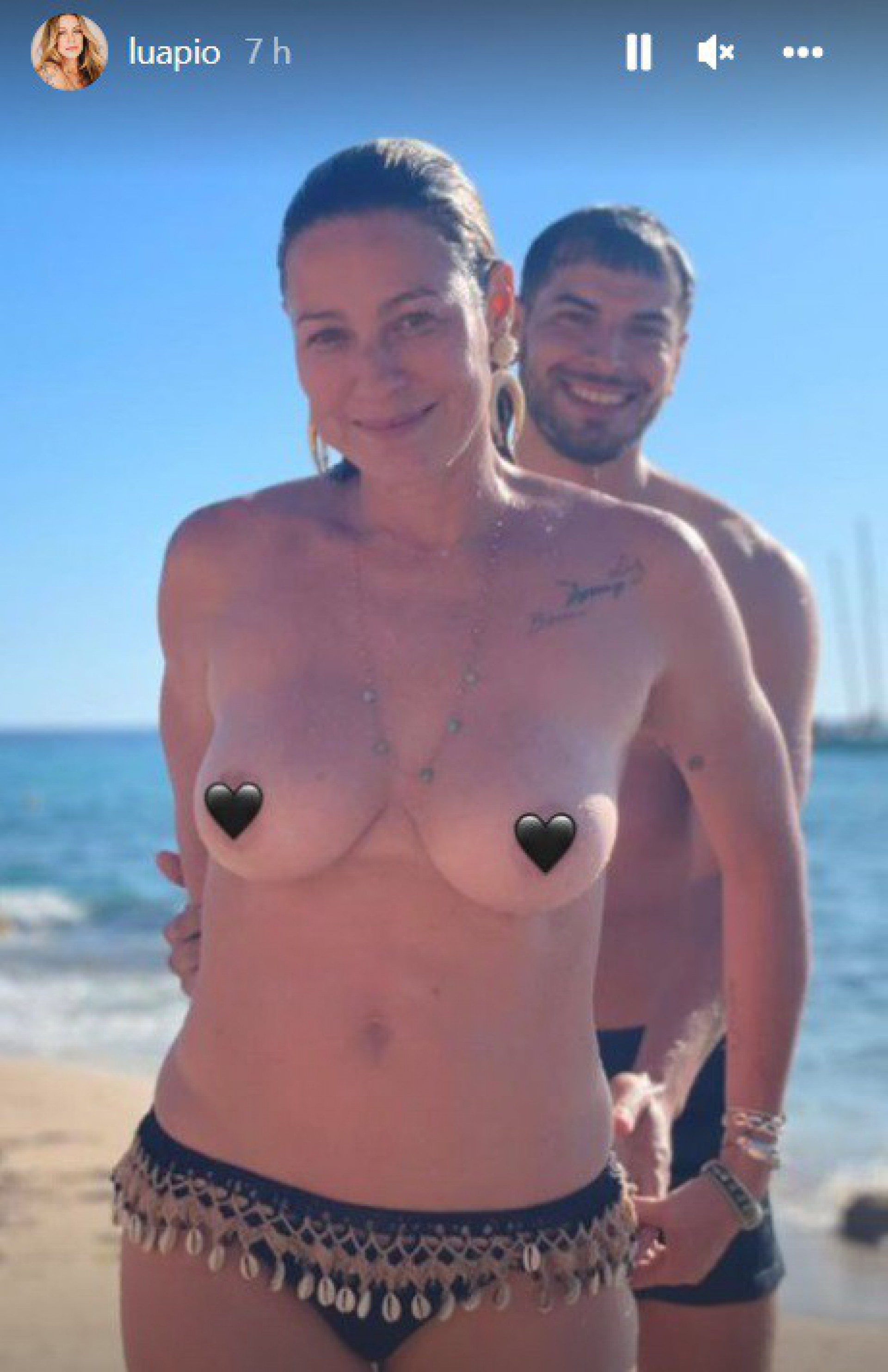 Luana Piovani posa de topless em Ibiza Jornal MEIA HORA - Celebridades e TV