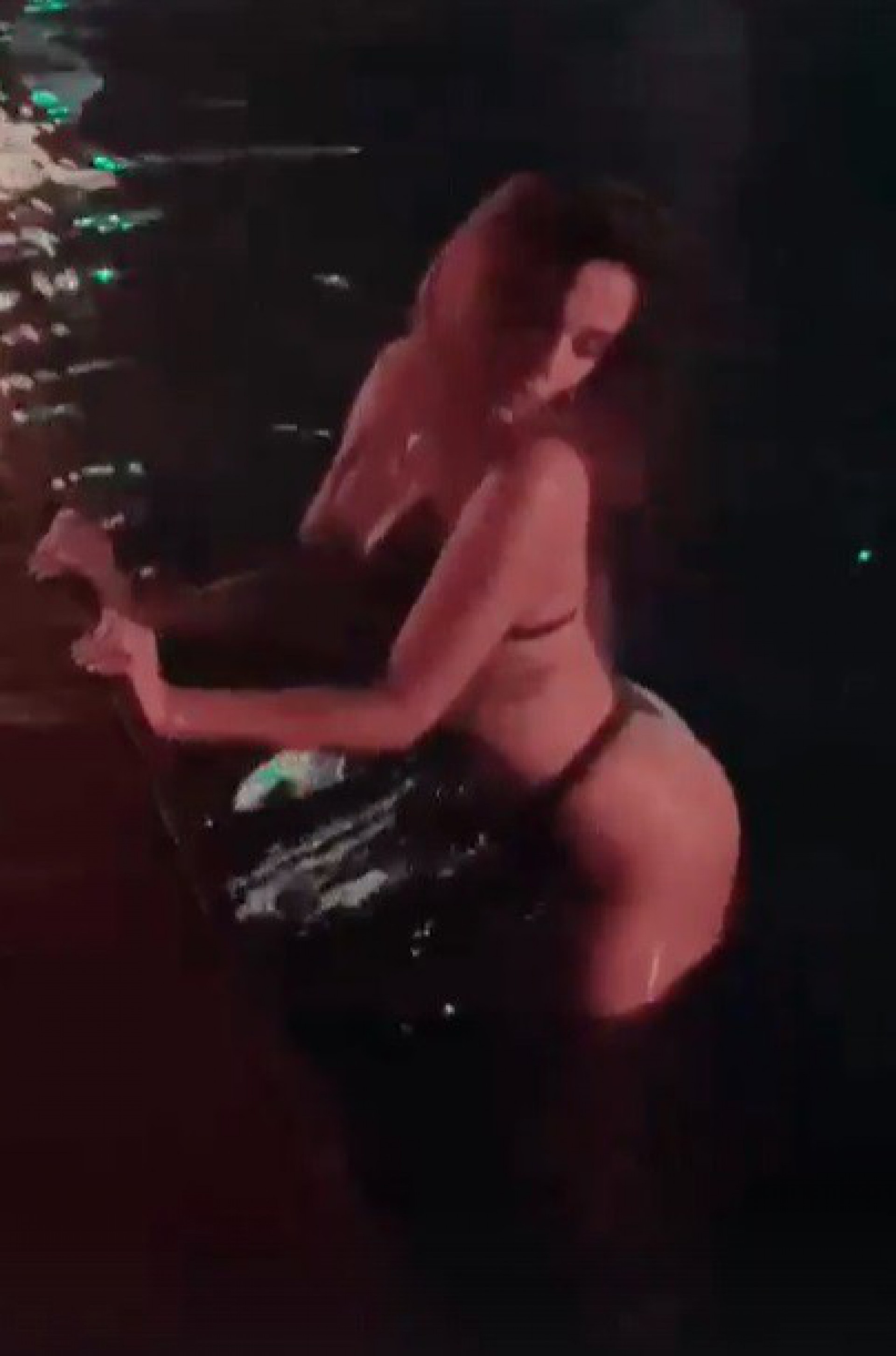 De biquíni fio-dental, Anitta sensualiza na piscina - reprodução de vídeo