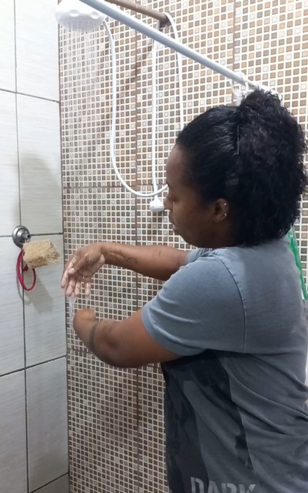 Andreza Costa Mendonça é moradora do Morro da Mina