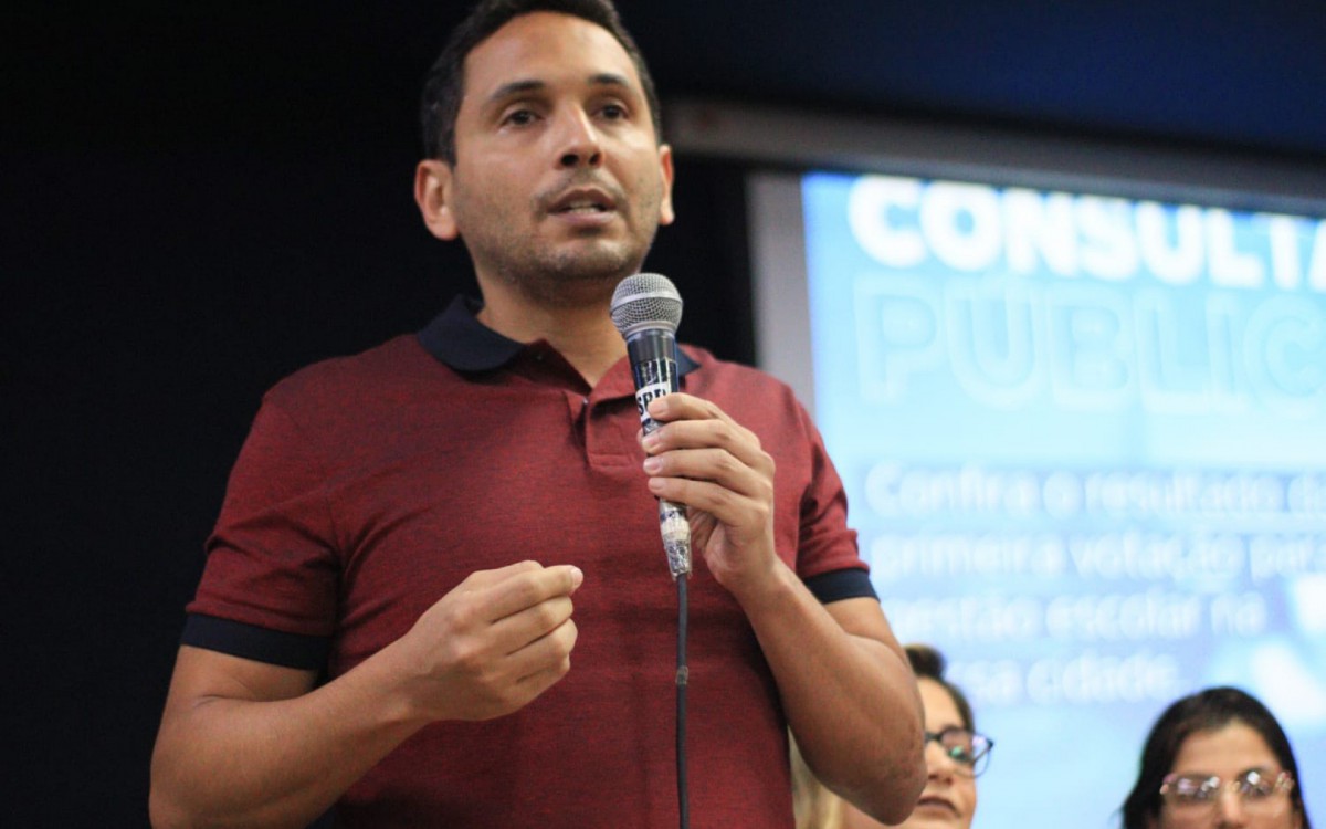 O prefeito Abra&atilde;ozinho marcou presen&ccedil;a na solenidade