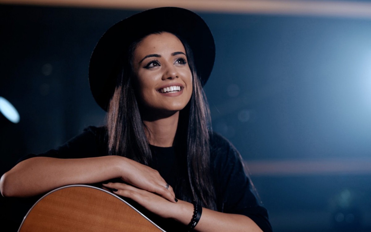 Cantora e compositora de m&uacute;sica gospel, Isadora Pompeo come&ccedil;ou sua carreira postando covers no YouTube, ganhando destaque em 2017, que resultou em contrato com uma gravadora