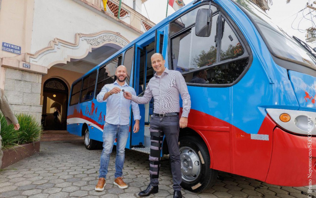 Prefeito Vinicius Claussen com o diretor da empresa, Marcelo Oliveira na entrega do veículo reformado com apoio da Viação Dedo de Deus