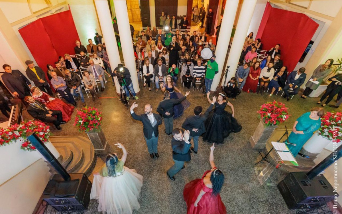 Bailarinos do Rio de Janeiro e de Teresópolis apresentam minueto