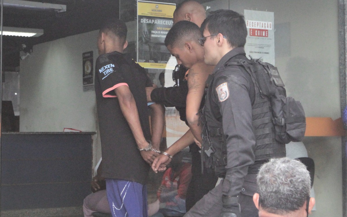 Suspeitos presos na ação chegam com PMs à delegacia da cidade