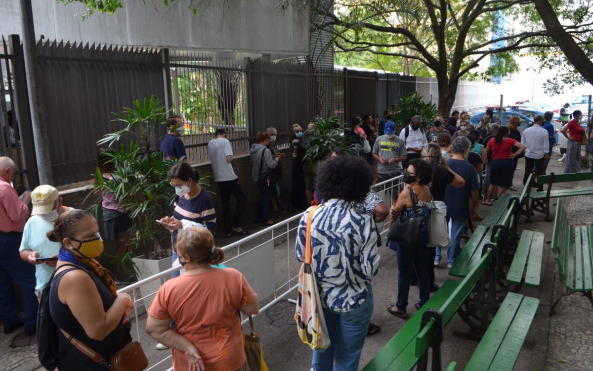Cariocas lotaram Centro Municipal de Sa&uacute;de Jo&atilde;o Barros Barreto, em Copacabana, nesta quinta-feira, em busca de vacinas