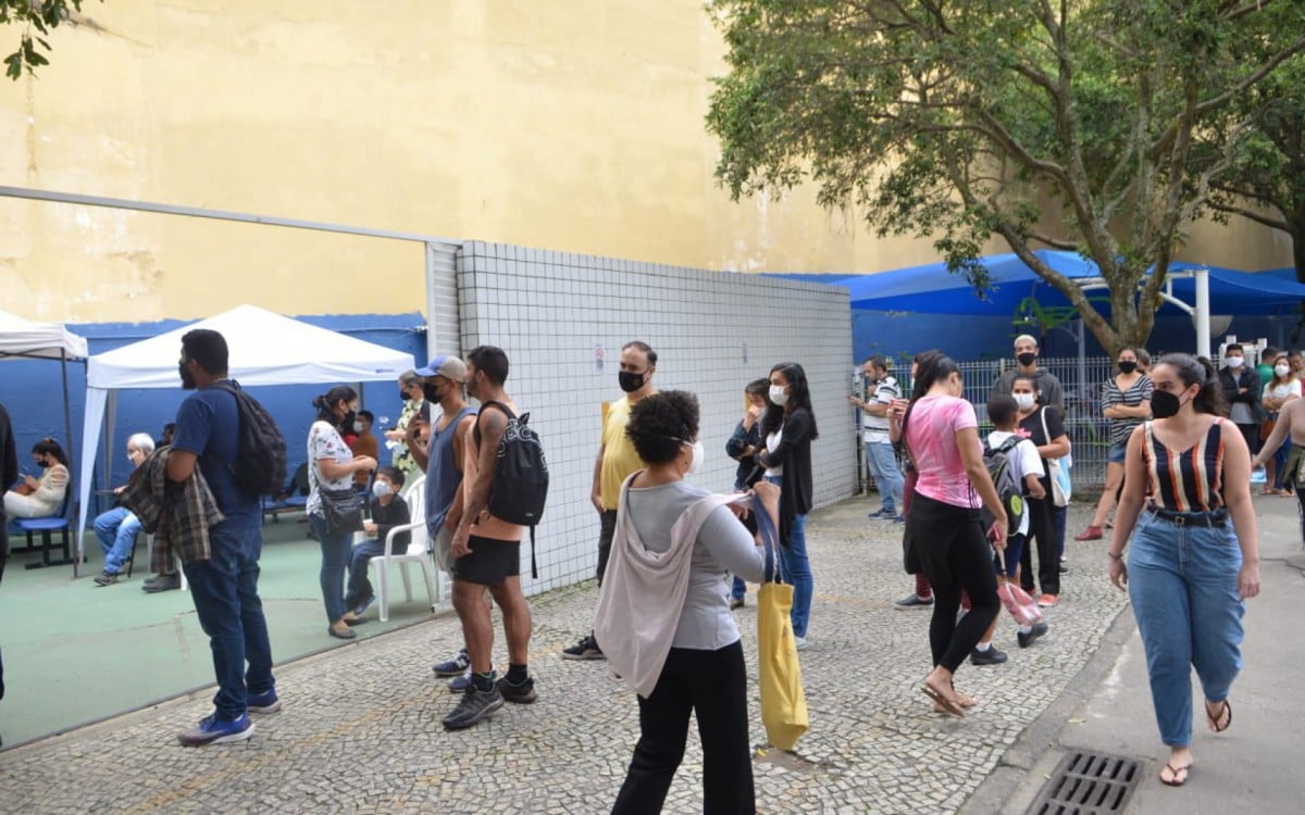 População formou grande fila no Centro Municipal de Saúde João Barros Barreto na procura por testes nesta quinta-feira - Sandro Vox/Agência O Dia