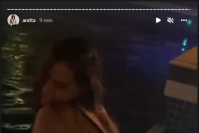 Na piscina, Anitta rebola de biquíni fio-dental e admite: 'Não lembro'