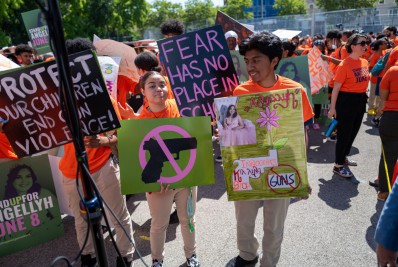 EUA: Congresso aprova veto à venda de armas semiautomáticas para menores de 21 anos