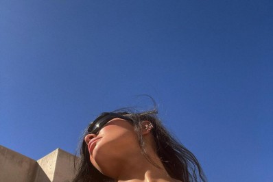 Kylie Jenner usa biquíni estampado com mamilos