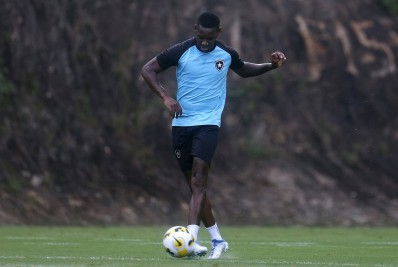 Botafogo blinda Patrick de Paula após críticas por oscilação na temporada