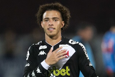 Com dores na panturrilha, atacante do Vasco é vetado para duelo com o Ituano