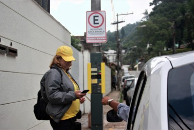 Idosos e pessoas com deficiência podem emitir cartão de estacionamento pela internet