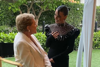 Isis Valverde conhece Julie Andrews, a eterna Mary Poppins, e se emociona