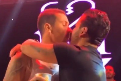 Fim da crise na relação? Carlinhos Maia e Lucas Guimarães trocam beijos em festa