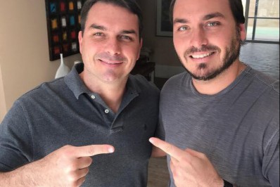 Flávio e Carlos Bolsonaro disputam influência na campanha eleitoral do pai