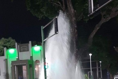 Tubulação estoura e causa grande 'chafariz' em Vila Isabel