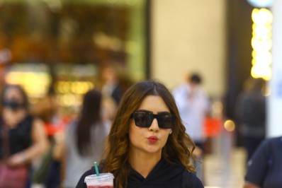 Toda de preto, ex-BBB Jade Picon desembarca em aeroporto do Rio