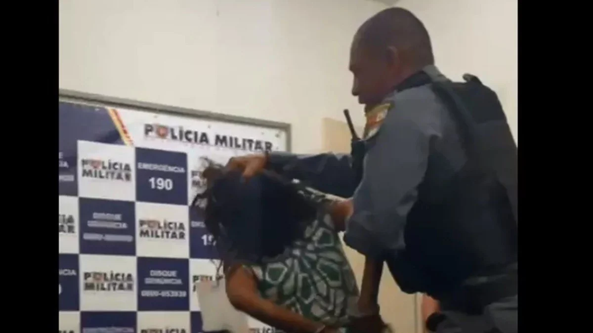 Policial 'exorciza' mulher por acreditar que ela estava possuída; Vídeo