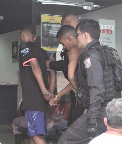 Suspeitos presos na ação chegam com PMs à delegacia da cidade