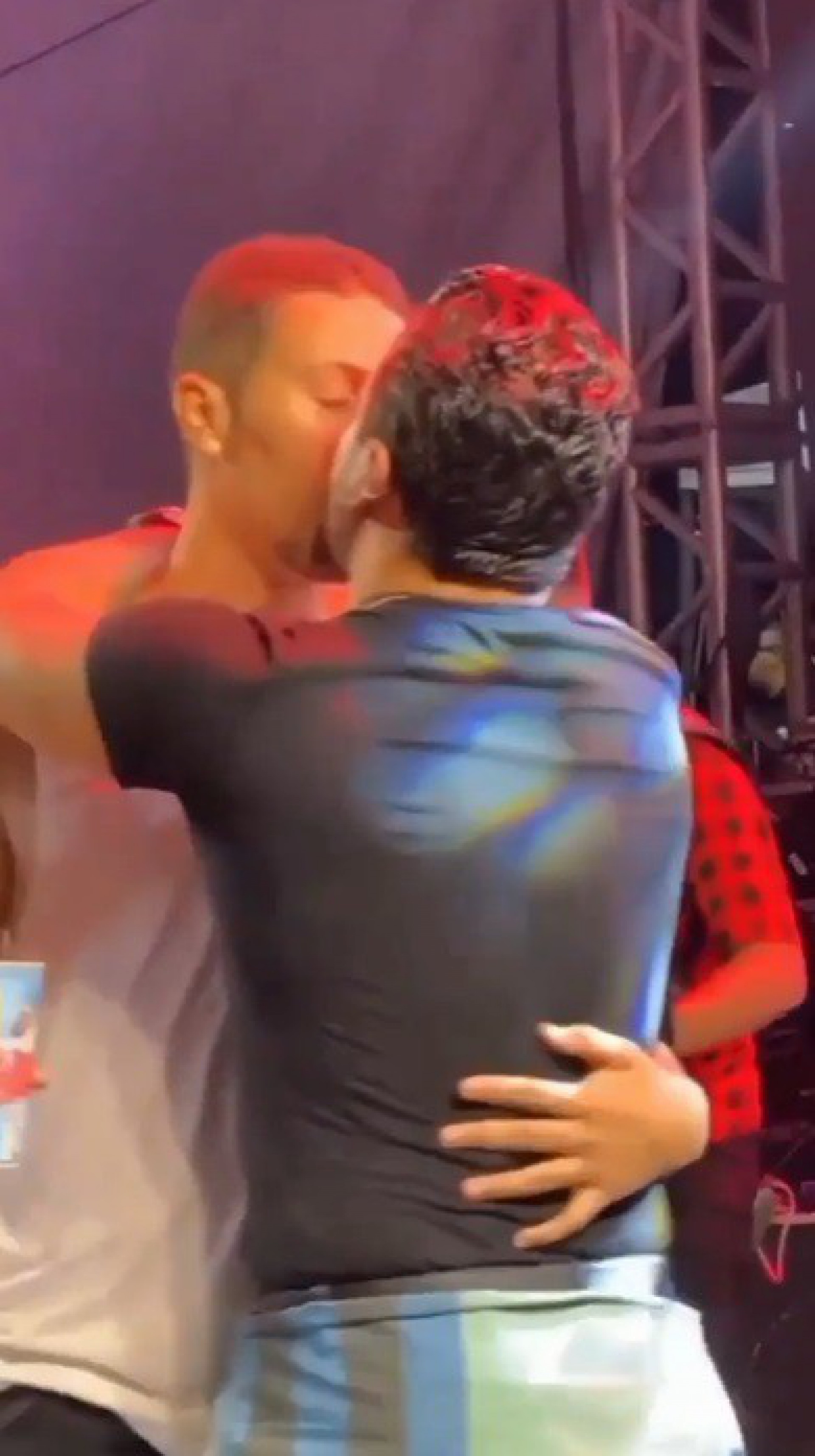 Carlinhos Maia e Lucas Guimarães dão beijão em festa - reprodução de vídeo
