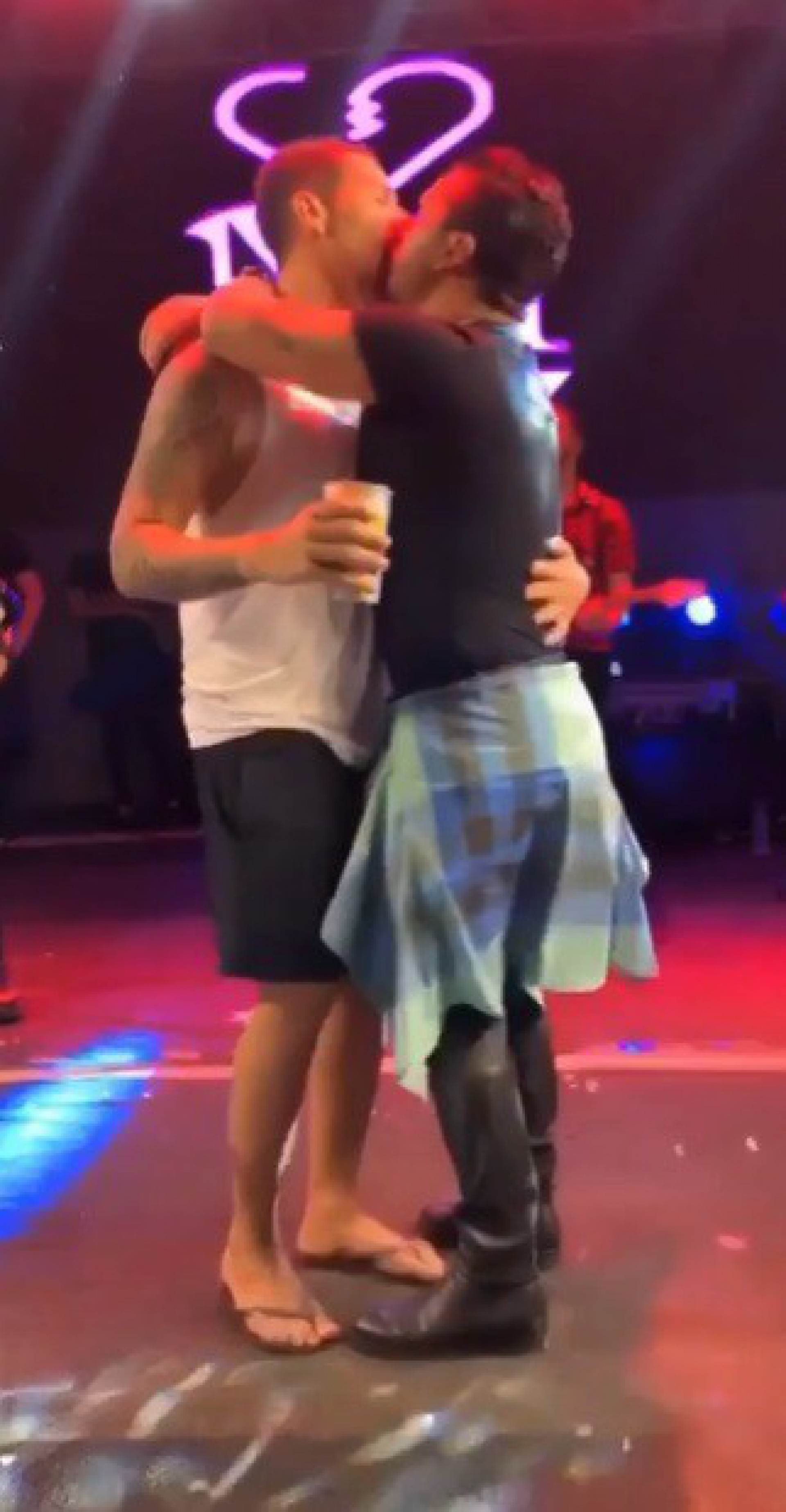 Carlinhos Maia e Lucas Guimarães dão beijão em festa - reprodução de vídeo