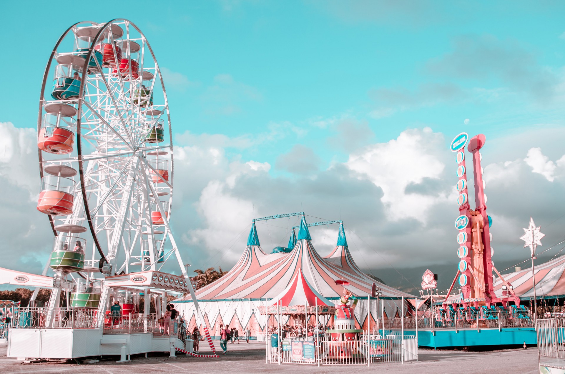 O Tivoli Park, na Barra da Tijuca, oferece brinquedos especiais no Dia dos Namorados - Divulgação