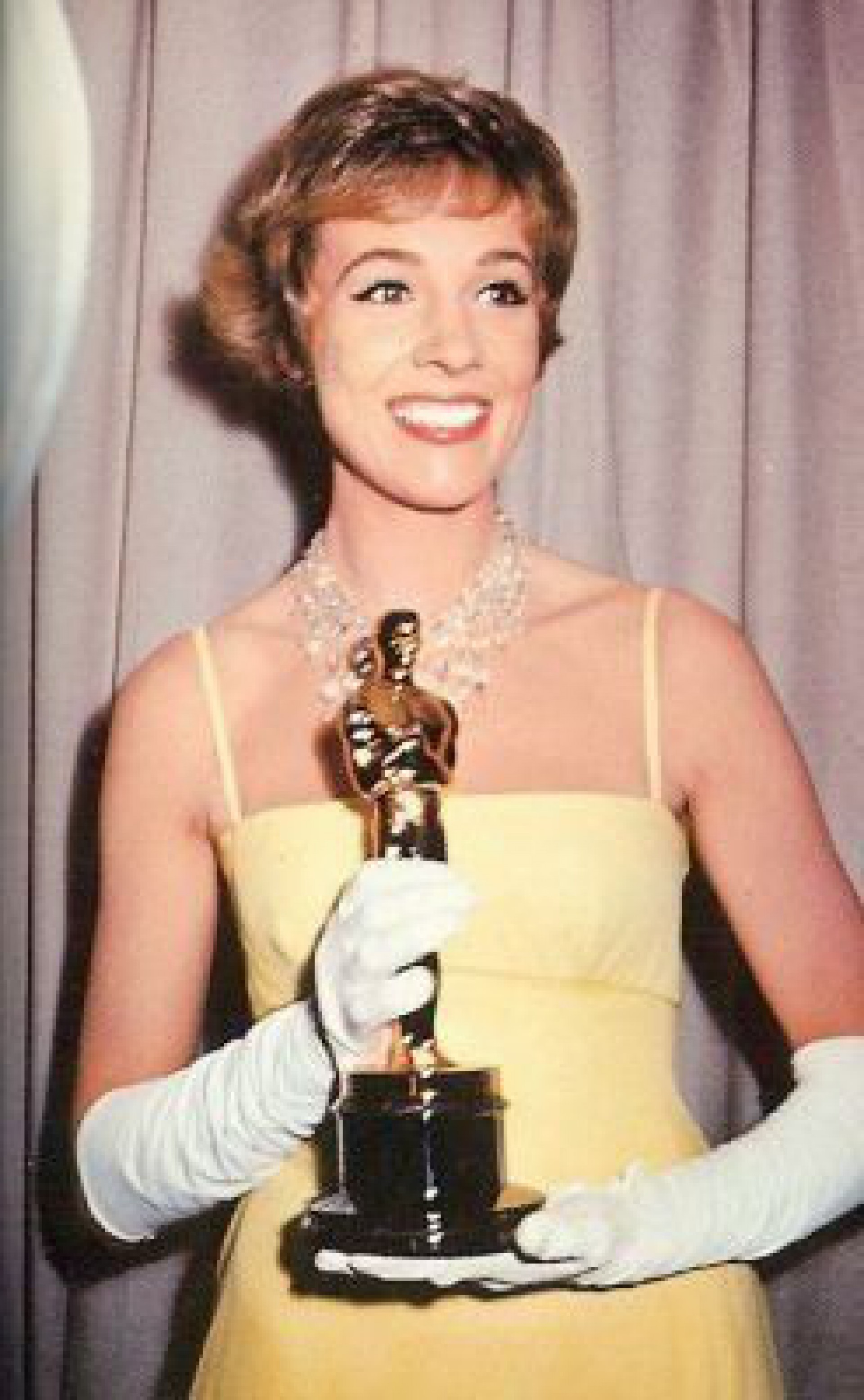 Julie Andrews com o Oscar de Melhor Atriz em 1965 - Reprodução