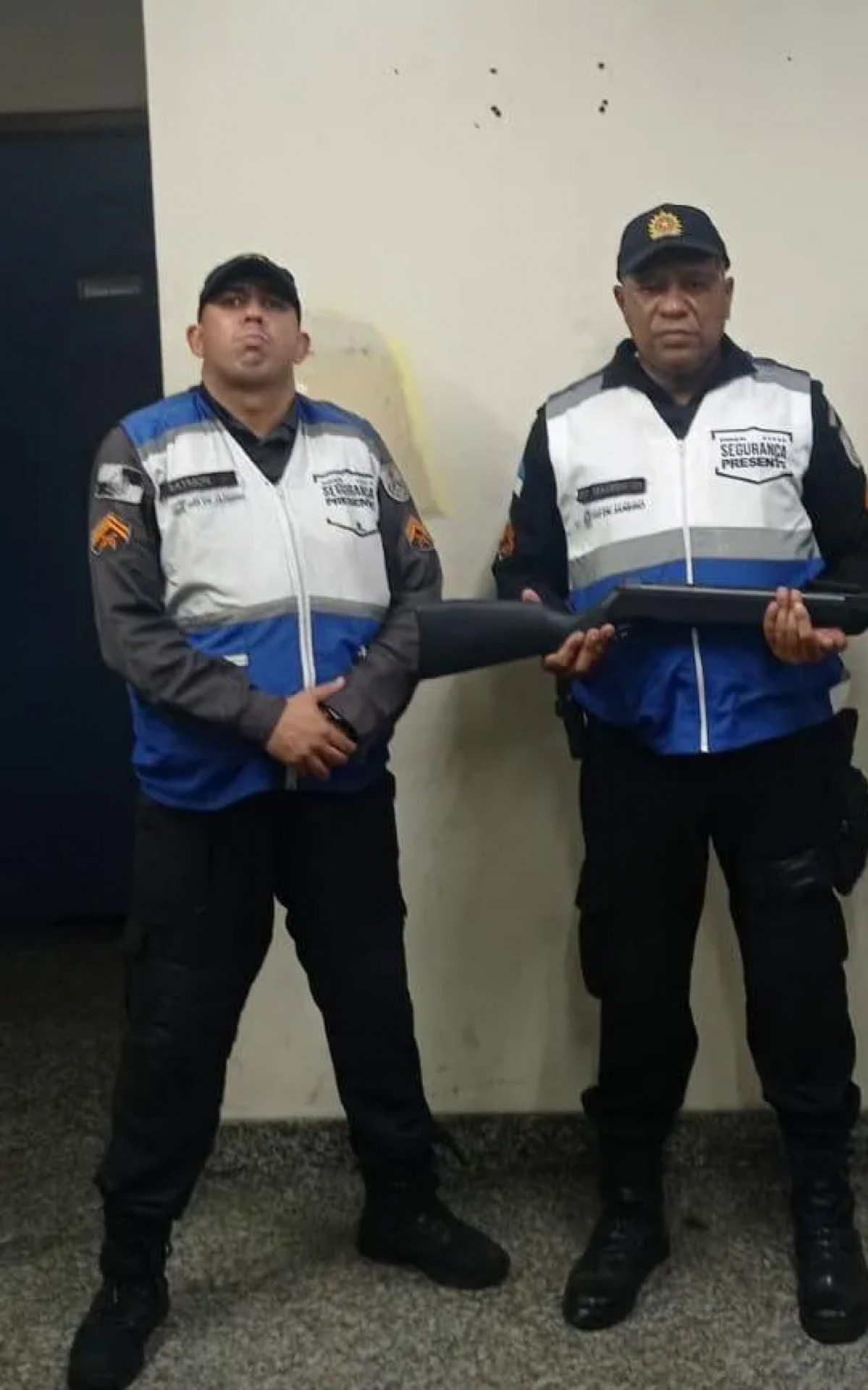 Agentes da Seguran&ccedil;a Presente apreendem espingarda deixada por mulher em altar de igreja em S&atilde;o Gon&ccedil;alo