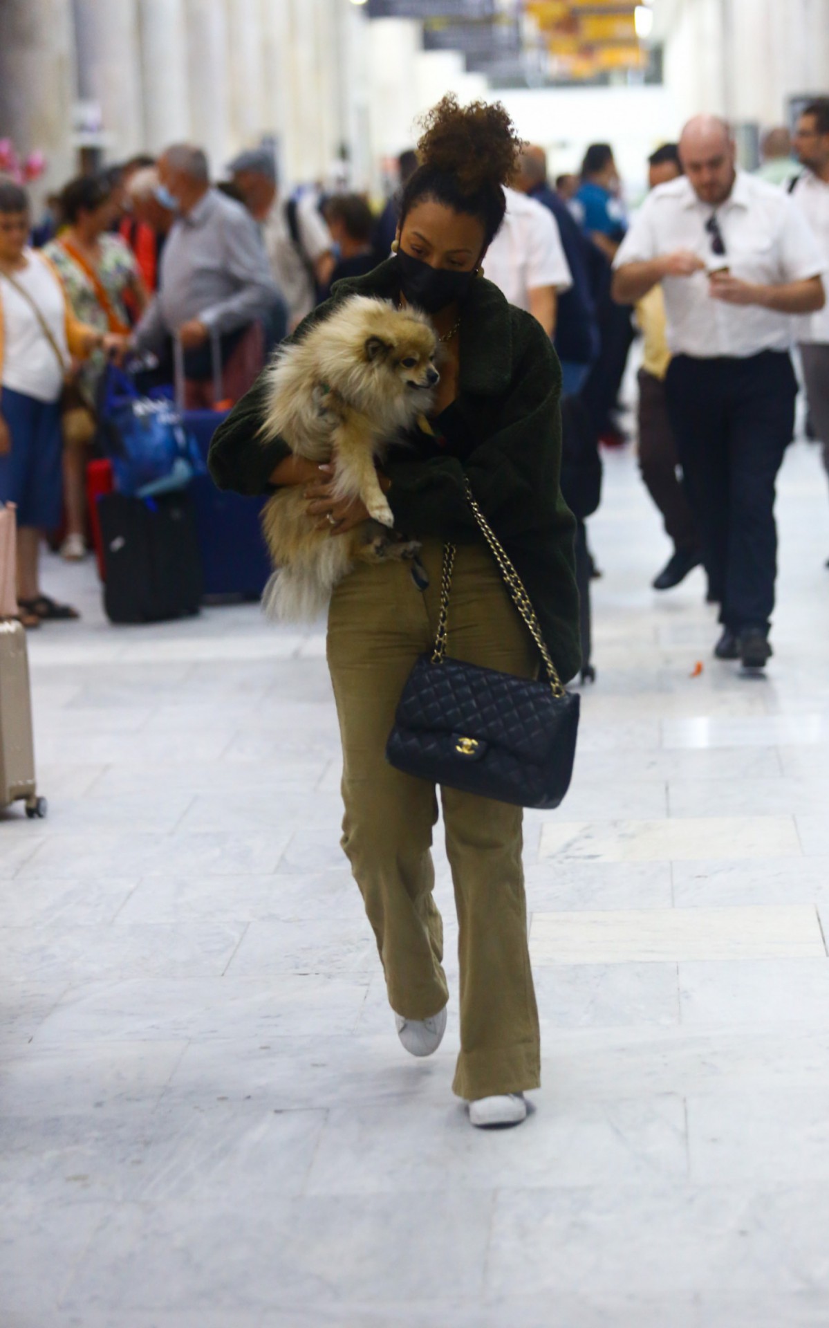 Sheron Menezzes desembarca em aeroporto do Rio