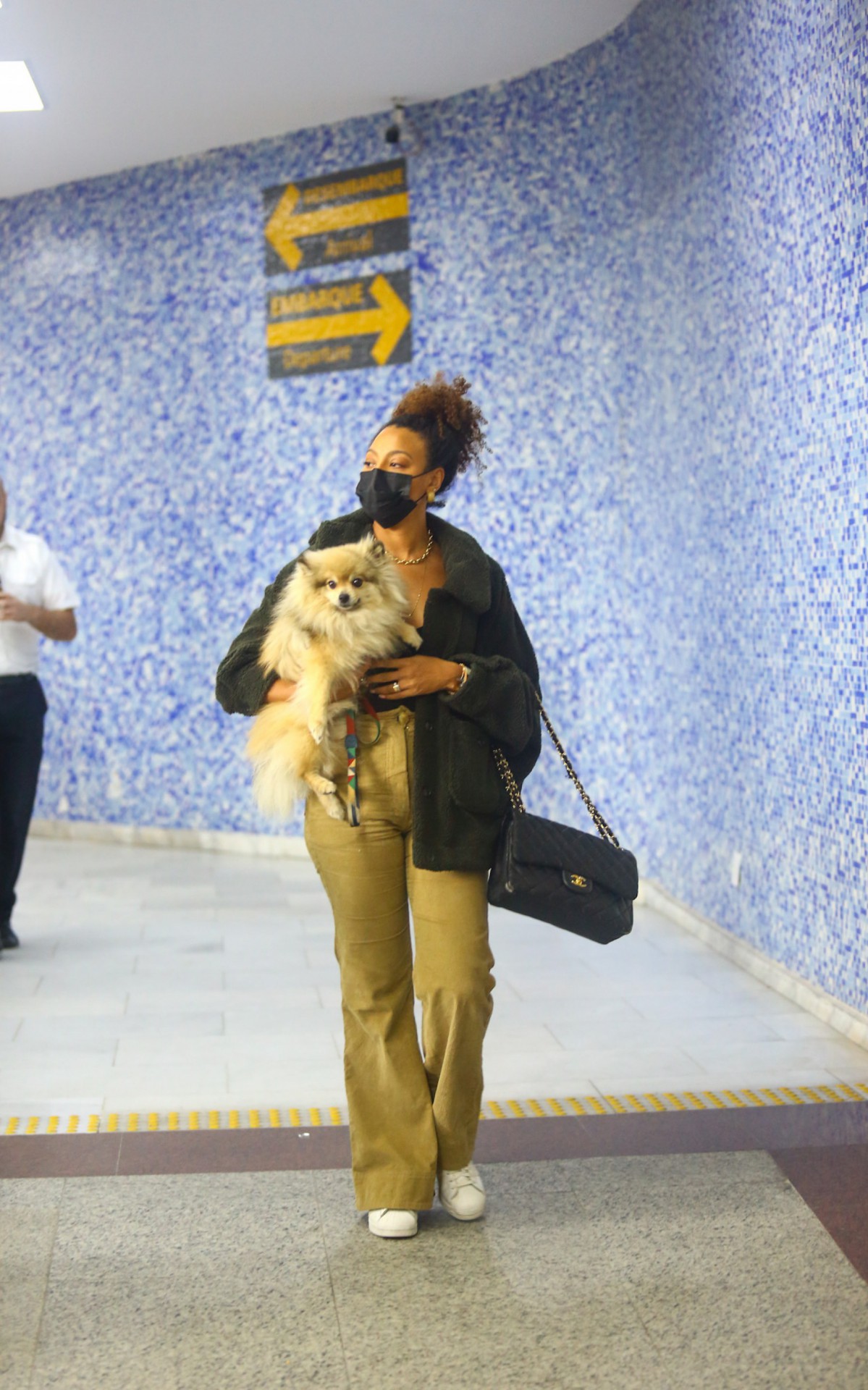 Sheron Menezzes desembarca em aeroporto do Rio