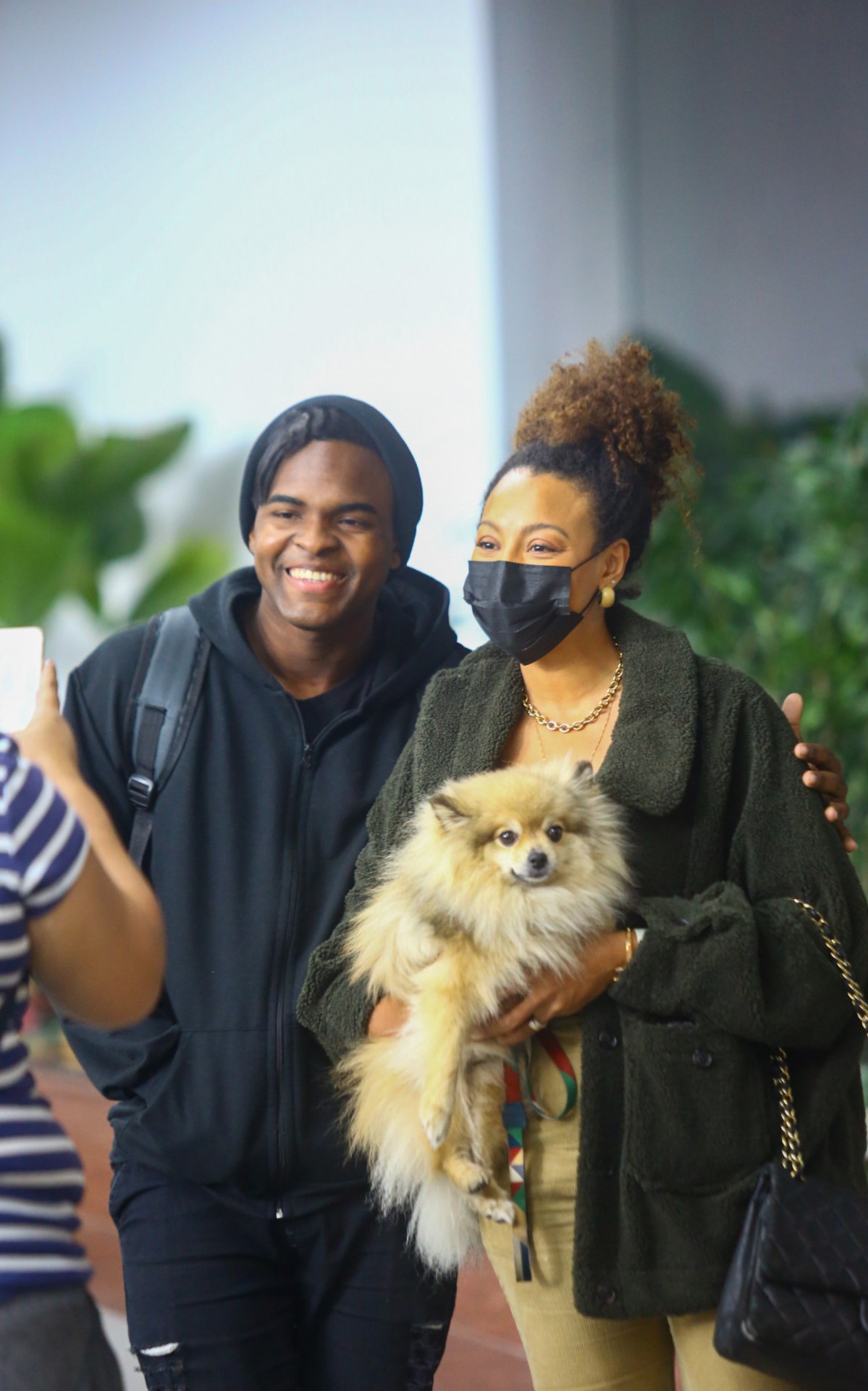 Sheron Menezzes desembarca em aeroporto do Rio