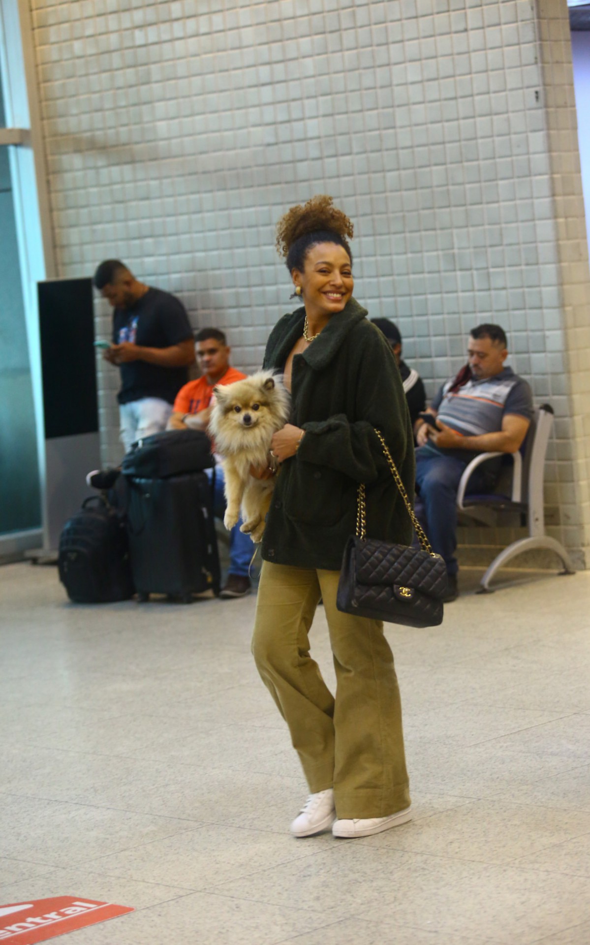 Sheron Menezzes desembarca em aeroporto do Rio