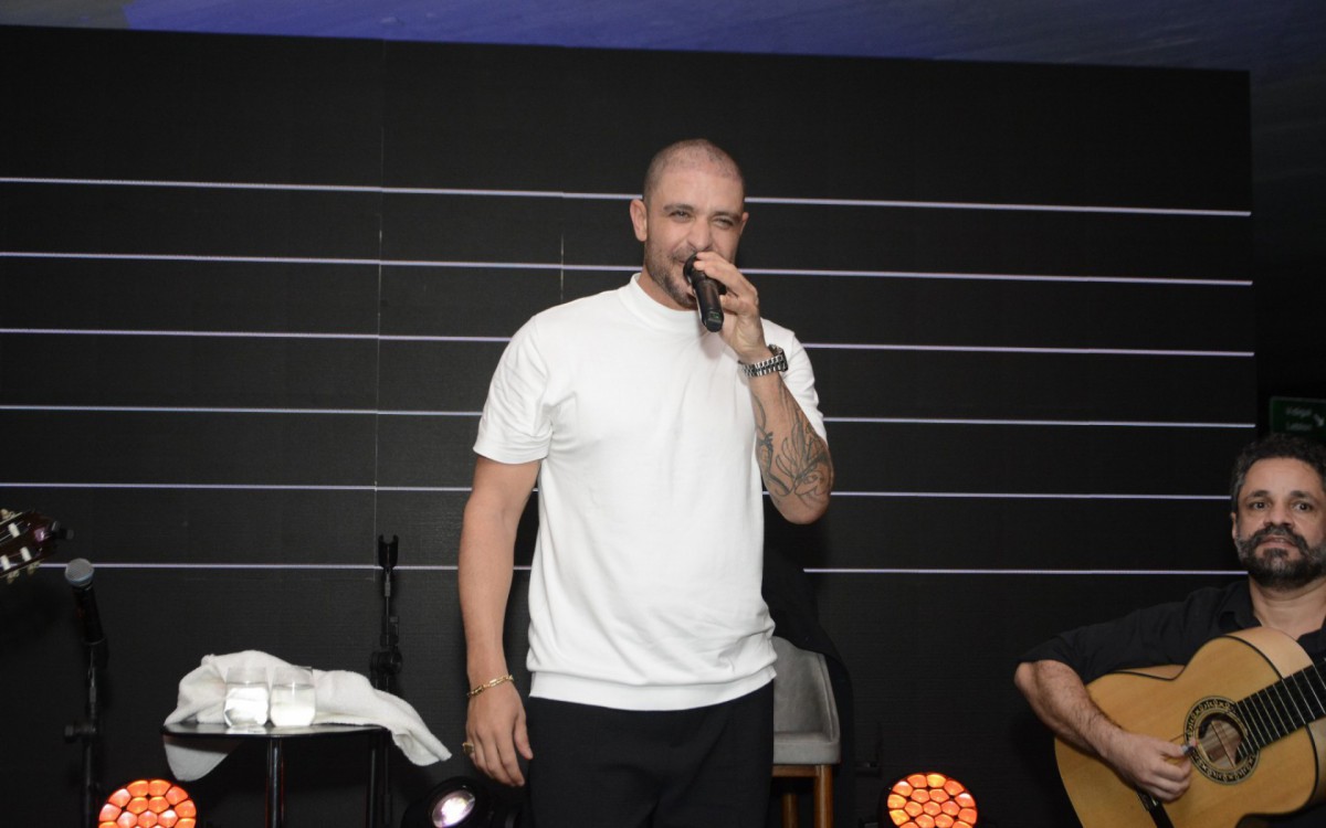 Paolla Oliveira e Diogo Nogueira dan&ccedil;am agarradinhos durante show do cantor na Zona Sul do Rio, na noite desta quinta-feira