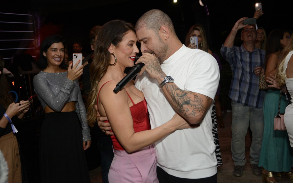 Paolla Oliveira e Diogo Nogueira dan&ccedil;am agarradinhos durante show do cantor na Zona Sul do Rio, na noite desta quinta-feira