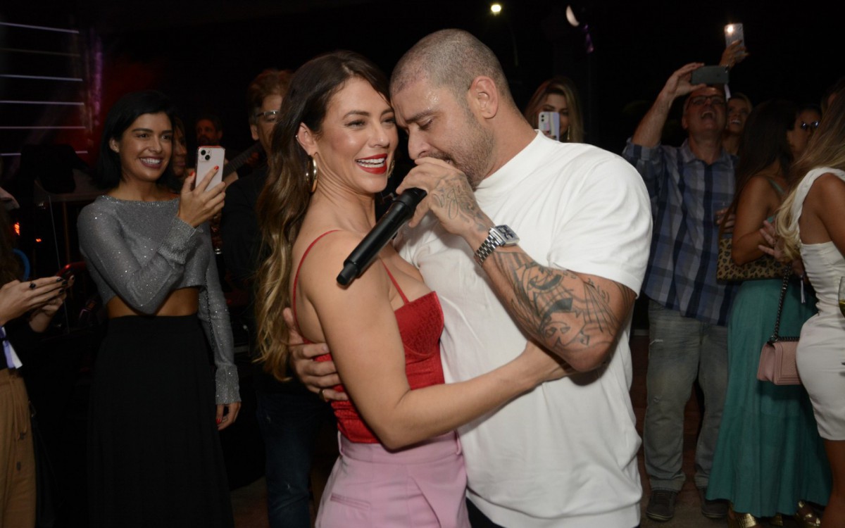 Paolla Oliveira e Diogo Nogueira dançam agarradinhos durante show do cantor na Zona Sul do Rio, na noite desta quinta-feira - Webert Belicio / Ag. News