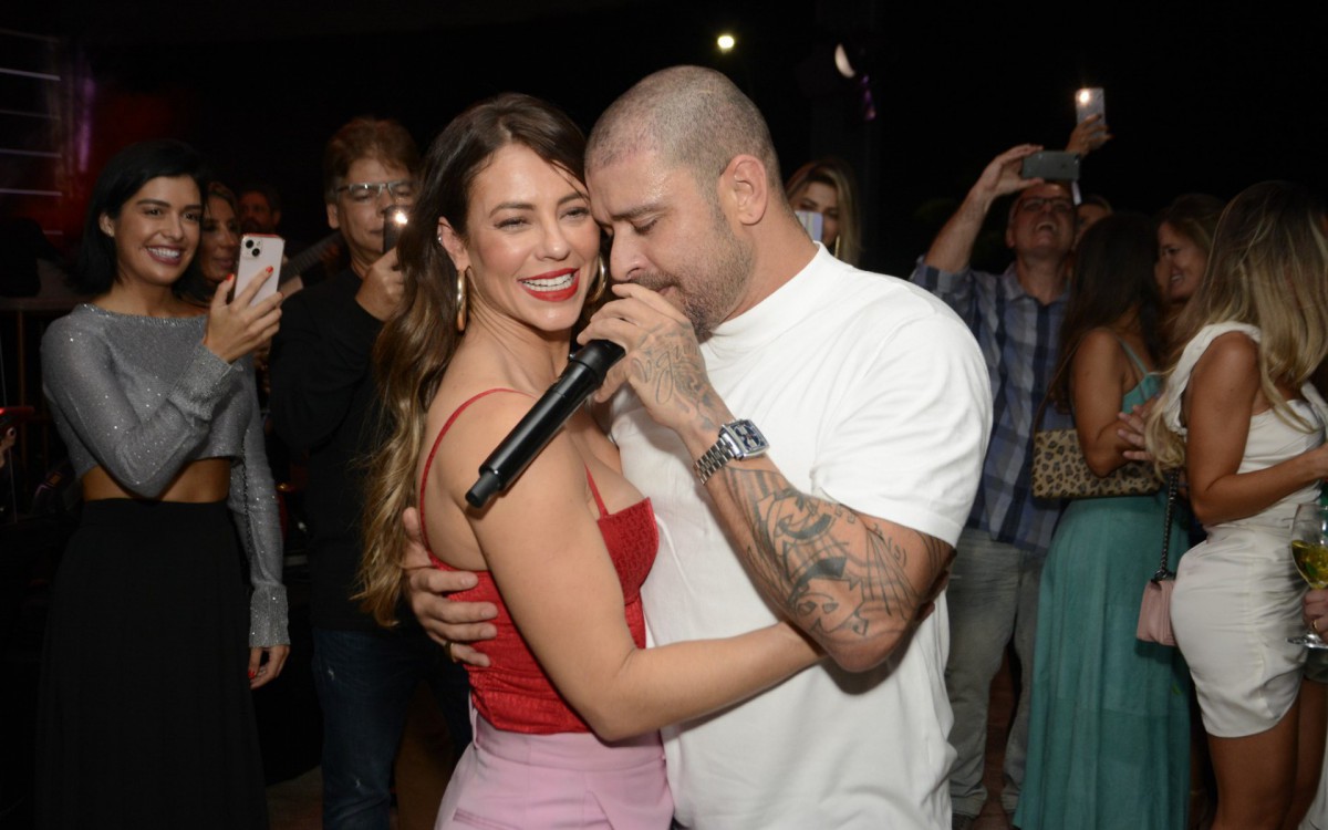Paolla Oliveira e Diogo Nogueira dan&ccedil;am agarradinhos durante show do cantor na Zona Sul do Rio, na noite desta quinta-feira