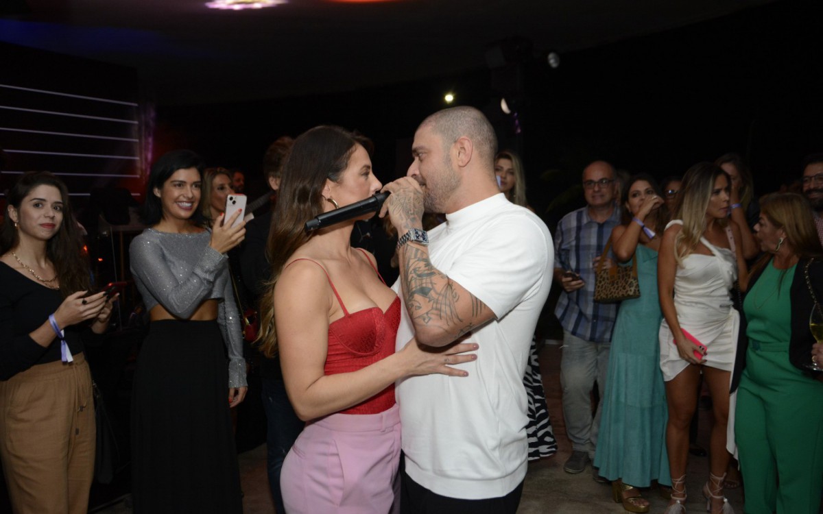 Paolla Oliveira e Diogo Nogueira dan&ccedil;am agarradinhos durante show do cantor na Zona Sul do Rio, na noite desta quinta-feira