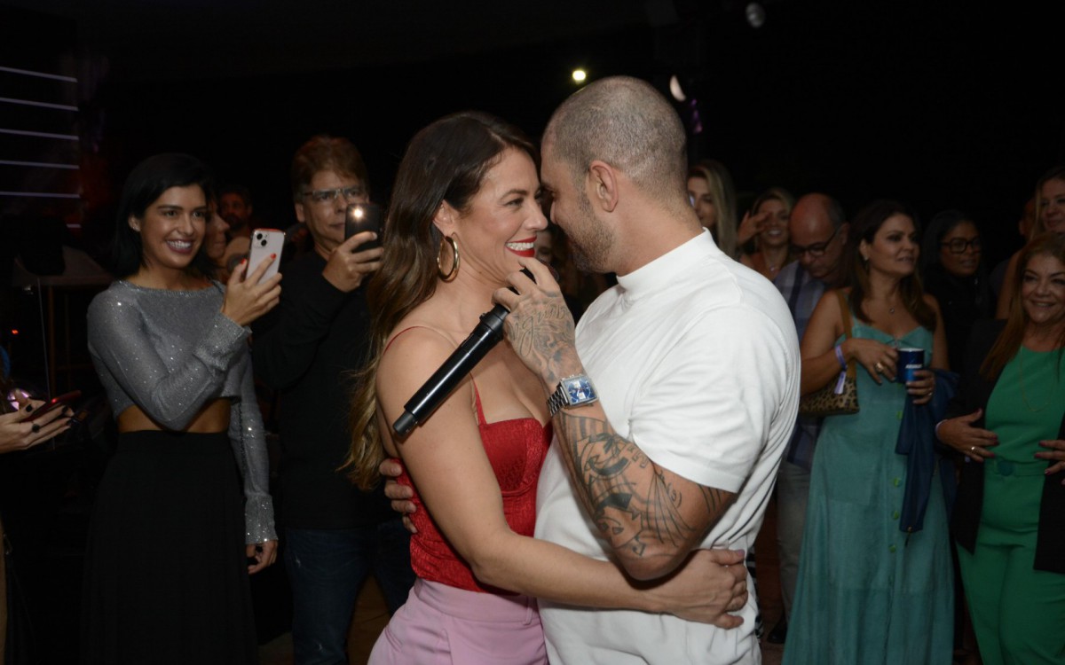 Paolla Oliveira e Diogo Nogueira dan&ccedil;am agarradinhos durante show do cantor na Zona Sul do Rio, na noite desta quinta-feira