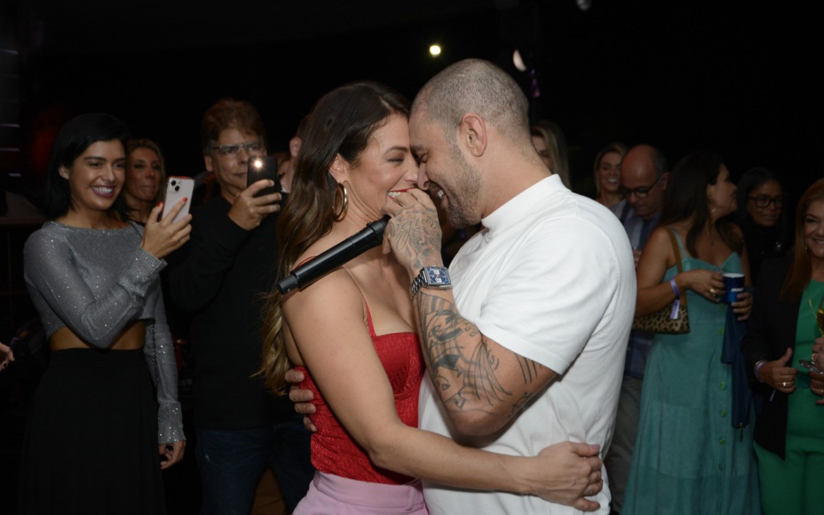 Paolla Oliveira e Diogo Nogueira dançam agarradinhos durante show do cantor na Zona Sul do Rio, na noite desta quinta-feira - Webert Belicio / Ag. News