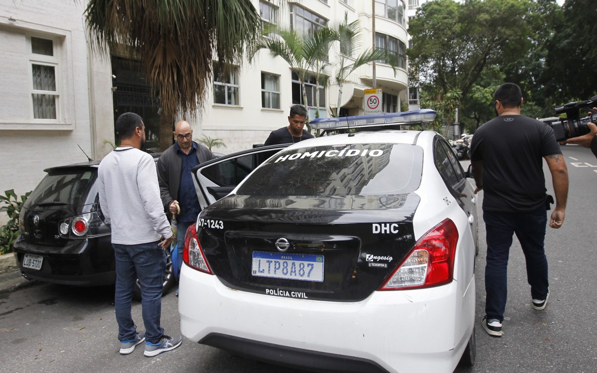 Tiras das DHC chegam ao local do crime: um pr&eacute;dio de alto padr&atilde;o na Av. Ruy Barbosa